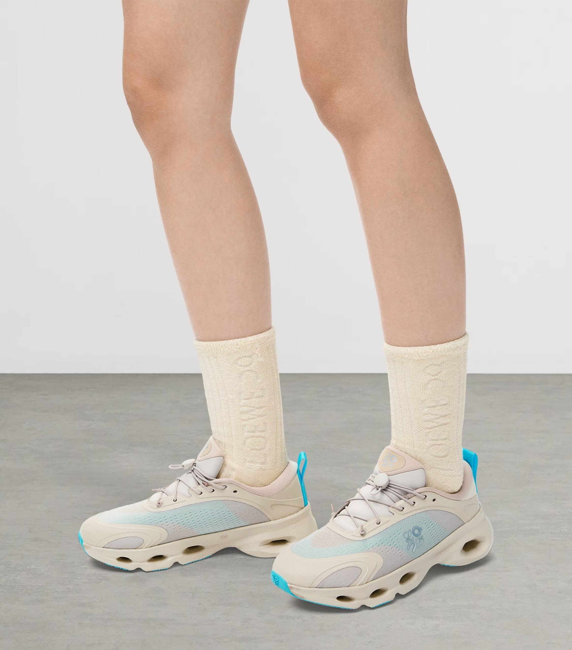 ON Running Cloudsolo LOEWE Sand | Turquoise 鈥�Sand | Turquoise